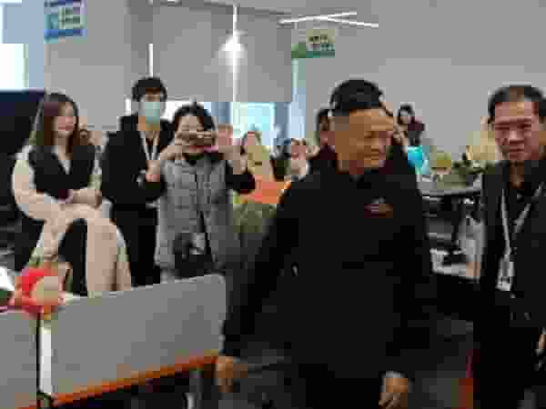 马云重返阿里园区，笑容满面挥手致意，股价再创佳绩！