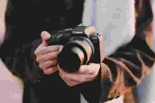 冬日人像大师：佳能EOS R10如何定格温暖浪漫瞬间？