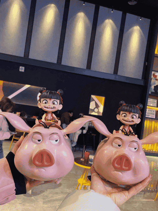 《哪吒2》票房破56亿，周边商品火爆，