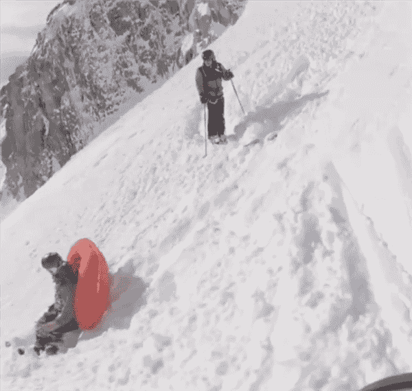 雪崩中奇迹生还！德国男子靠安全气囊保住一命