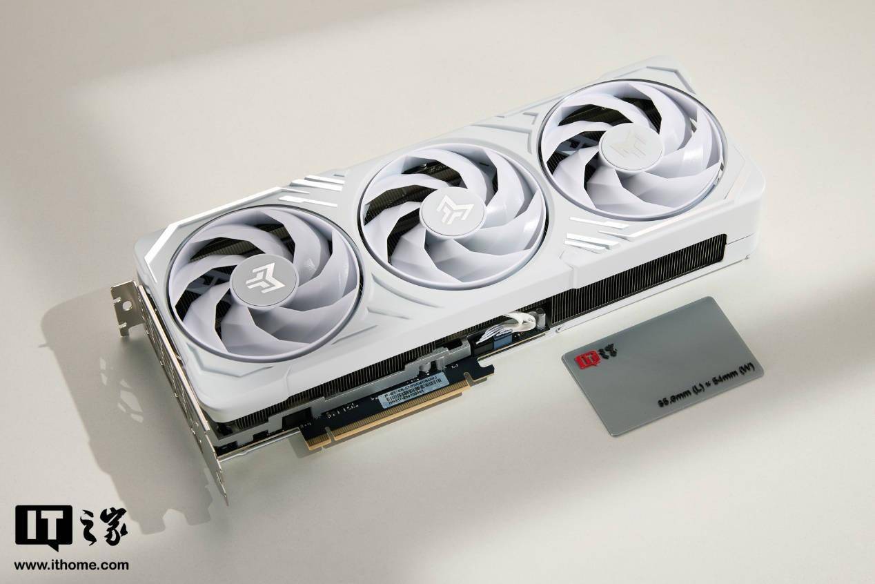 影驰RTX 5070 Ti白金版显卡美图鉴赏：冷白色调诠释清新工业风