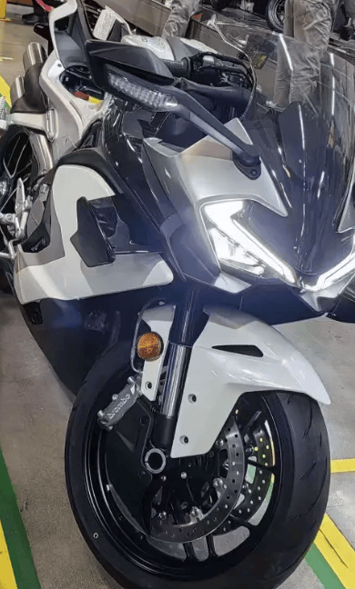 春风750SR四缸仿赛来袭，赛道化配置