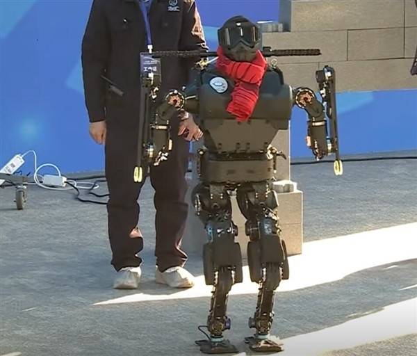 楚才人形机器人亮相：65公斤重，推倒即起，未来市场规模将超3000亿？