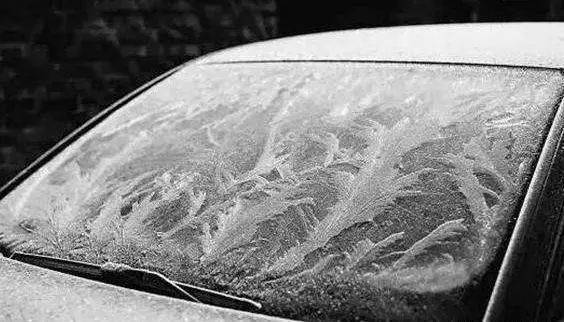 挡风玻璃结冰不用慌，正确处理避免爱车受损