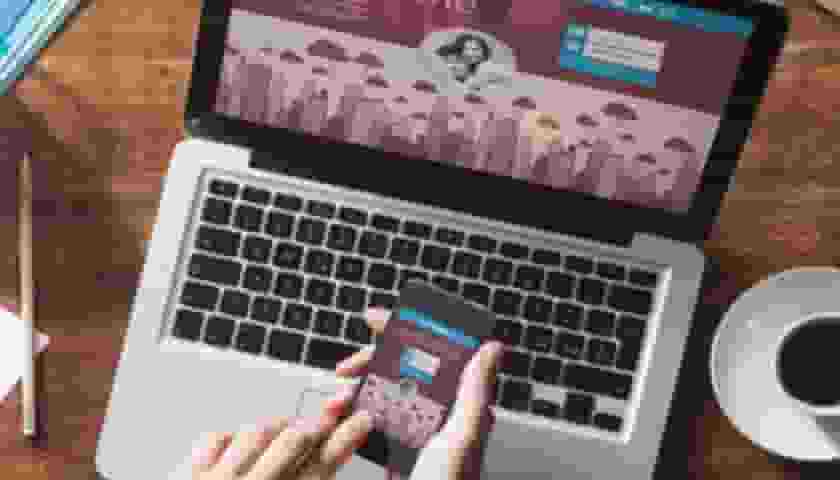 如何定制一个既符合行业特性又彰显个性的网站？