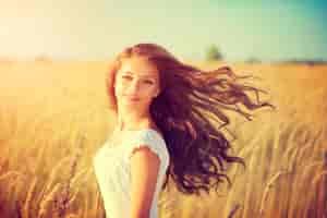 如何使用卷发棒打理短发 如何使用卷发棒打理短发