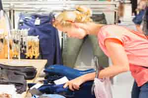 头小棒球帽怎么搭配衣服 头小棒球帽怎么搭配衣服