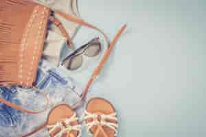 衣服前面有个长围巾