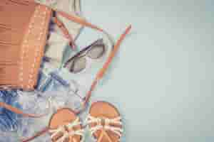 女背带裤搭配什么上衣 女背带裤搭配什么上衣