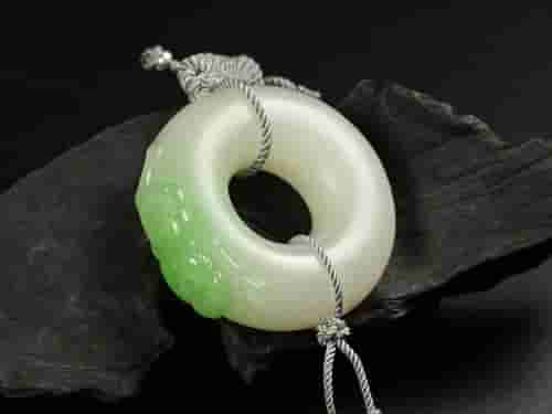 为什么我买的和田玉越戴越黄呢？