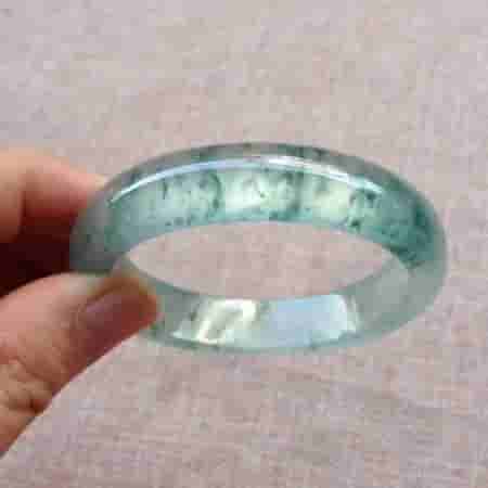 长期佩戴玉手镯，女性或许会收获3个变化