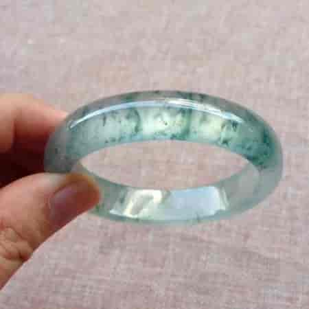 长期佩戴玉手镯，女性或许会收获3个变化